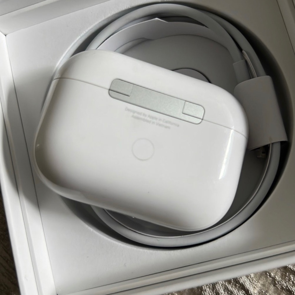 - Apple AirPods Pro Like new - Picture 3 of 6